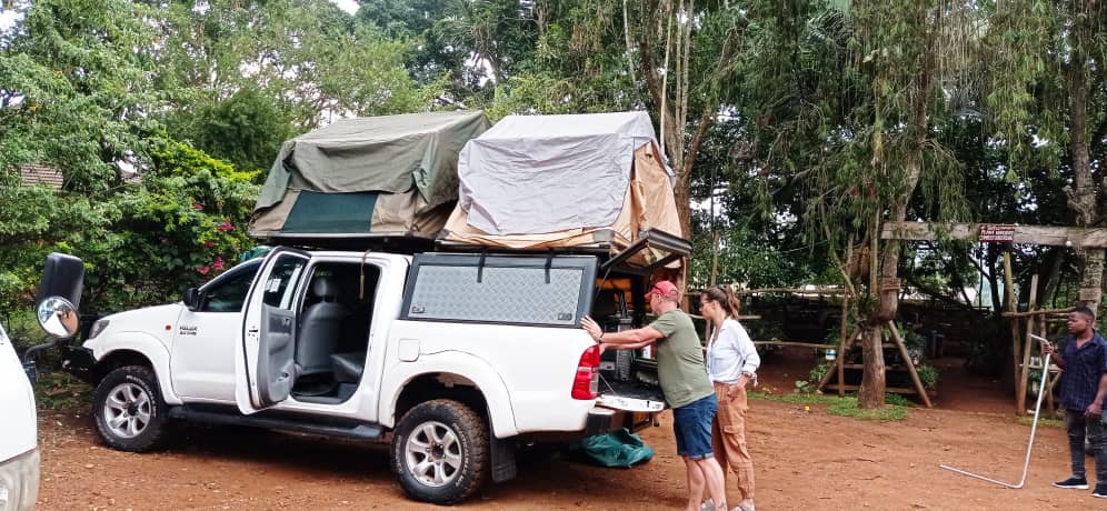camping - vehicles with two roof tents